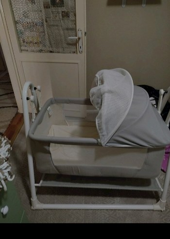 Gri-Beyaz Bebek Beşiği ve Sepeti