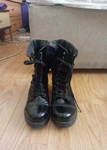 Siyah Deri Bağcıklı Stiletto Topuklu Bot