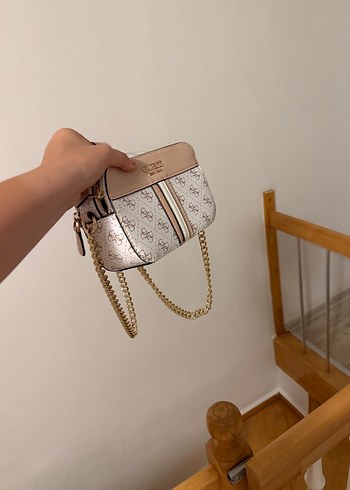 Guess Zincir Detaylı Beyaz Kadın Çanta