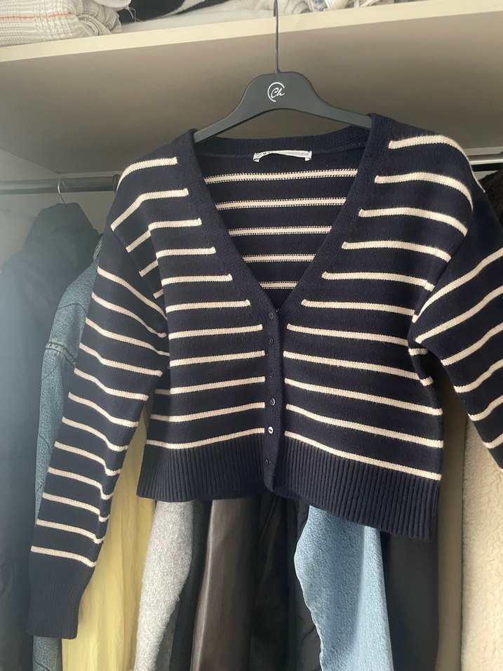 V Yaka Çizgili Triko Hırka - Görsel 2