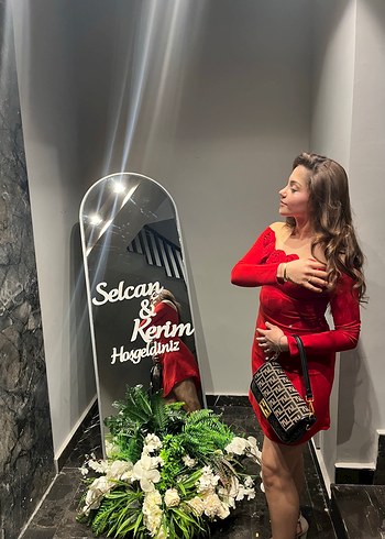 Gül detaylı kırmızı elbise