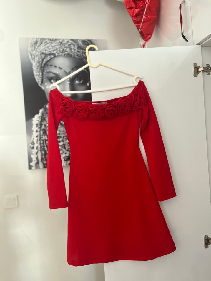 Gül detaylı kırmızı elbise - Görsel 2