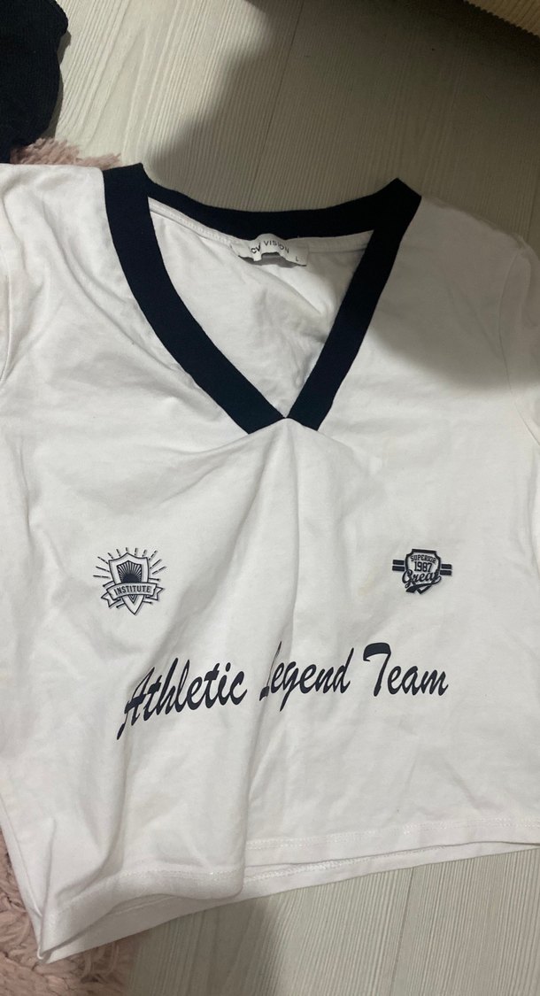 Beyaz V Yaka Kısa Kollu Pamuk Tişört - Görsel 4