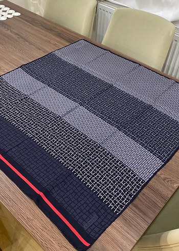 Piliseli Siyah Kadın Şal - Görsel 2