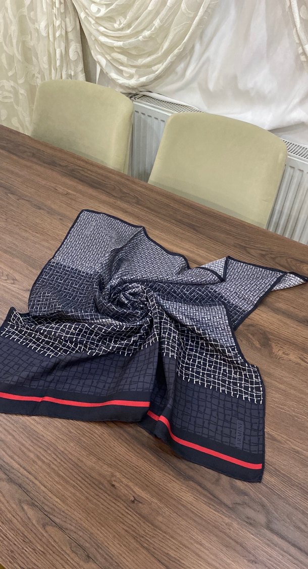 Piliseli Siyah Kadın Şal - Görsel 3