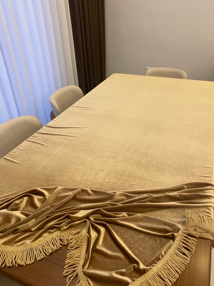 Parlak Kadife Altın Renkli Modern Masa Örtüsü - Görsel 2