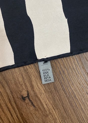 Siyah-Beyaz Kadın Fular - Görsel 4