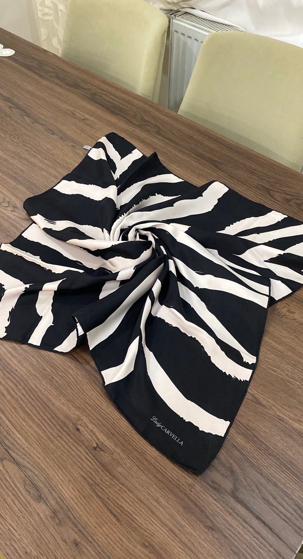 Siyah-Beyaz Kadın Fular - Görsel 3