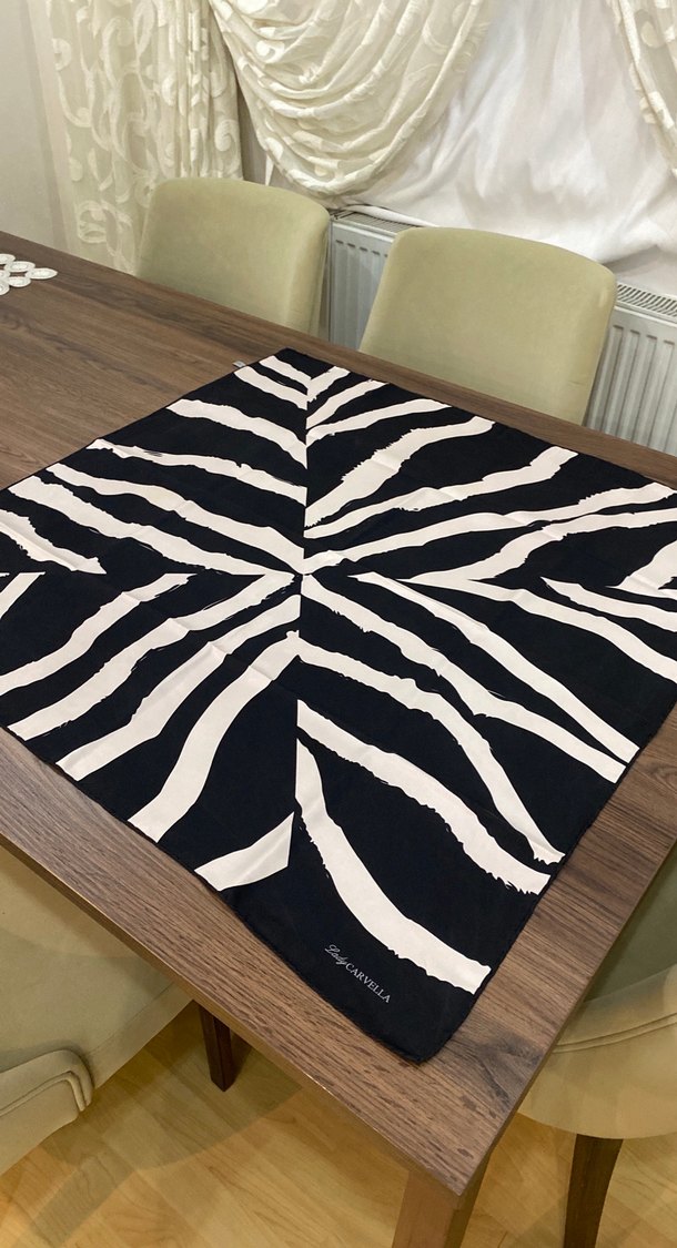 Siyah-Beyaz Kadın Fular - Görsel 2