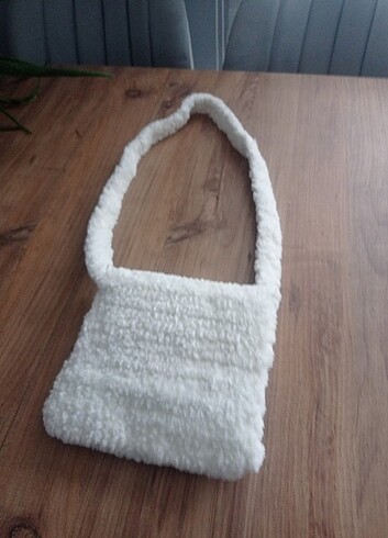 krem renk postacı çantası peluş yenidir en 21*21 cm sapıyla birl