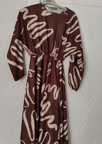 Uzun Kollu Kahverengi Batik Desenli Uzun Elbise - Görsel 2