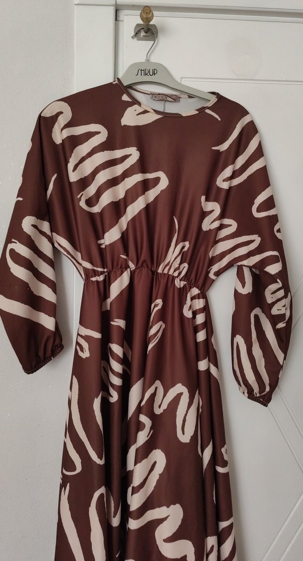 Uzun Kollu Kahverengi Batik Desenli Uzun Elbise - Görsel 4