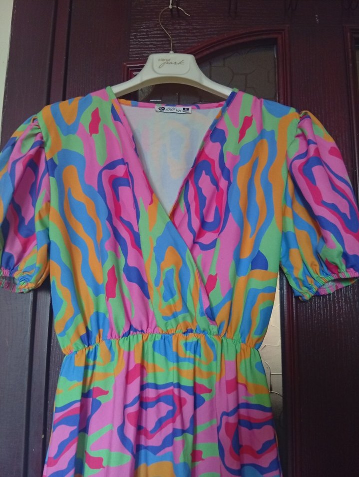 renkli geniş yakalı elbise diz boy - Görsel 3