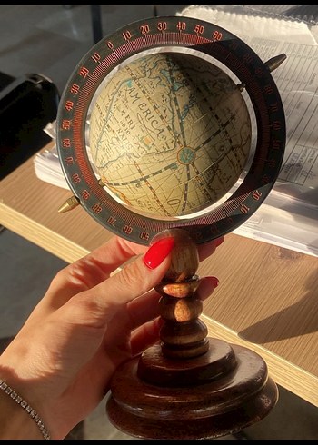 Ahşap Standlı Koyu Bej Masaüstü Küre - Görsel 2