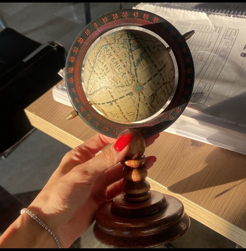 Ahşap Standlı Koyu Bej Masaüstü Küre - Görsel 2