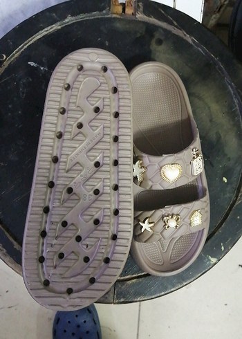 Gri Yılan Desenli Tokalı Kadın Terlik - Görsel 2