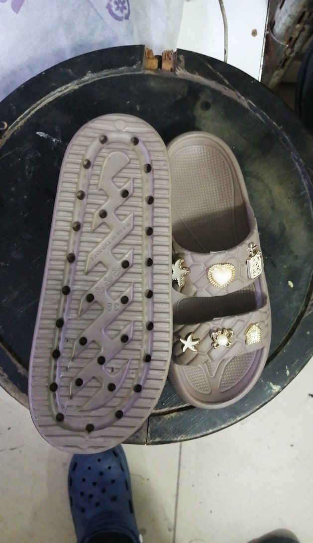 Gri Yılan Desenli Tokalı Kadın Terlik - Görsel 2