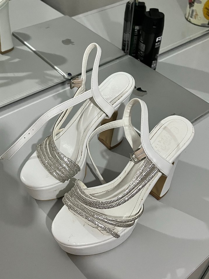 Beyaz Zincir Detaylı Platform Topuklu Kadın Ayakkabı - Görsel 2