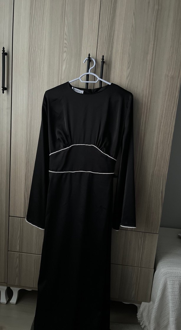 kolları ve beli inci taş detaylı volan kol saten tesettür abiye - Görsel 3