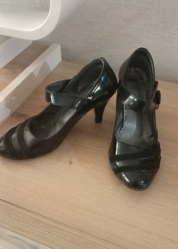 Klasik Siyah Tokalı Topuklu Kadın Ayakkabı