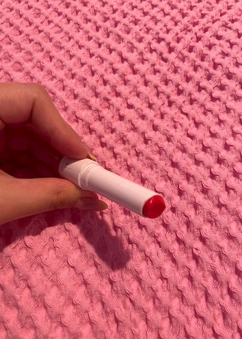 Beden pembe Renk Essence Juicy Bomb Dudak Balmı