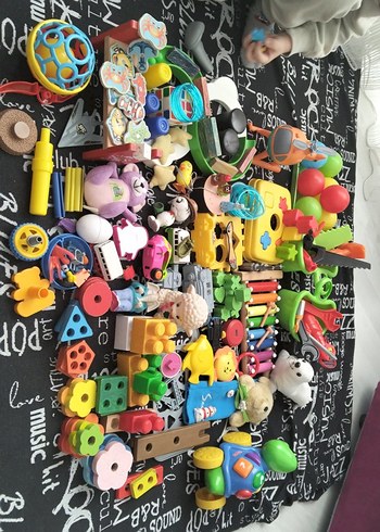 Renkli Çeşitli Oyuncak Seti - Görsel 3