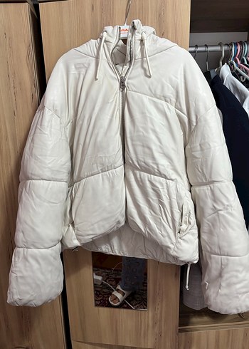 Beyaz Fermuarlı Yüksek Yakalı Kadın Mont