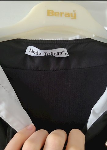 Düğmeli ve fermuarlı Siyah Midi Kadın Yağmurluk - Görsel 3