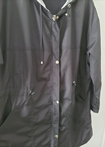 Düğmeli ve fermuarlı Siyah Midi Kadın Yağmurluk - Görsel 4