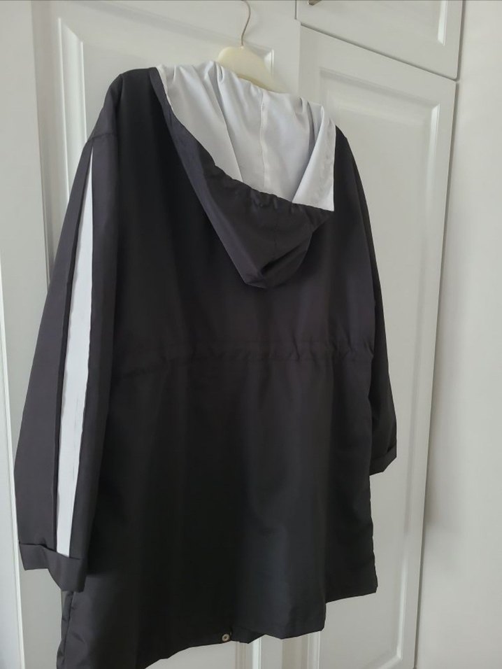 Düğmeli ve fermuarlı Siyah Midi Kadın Yağmurluk - Görsel 5