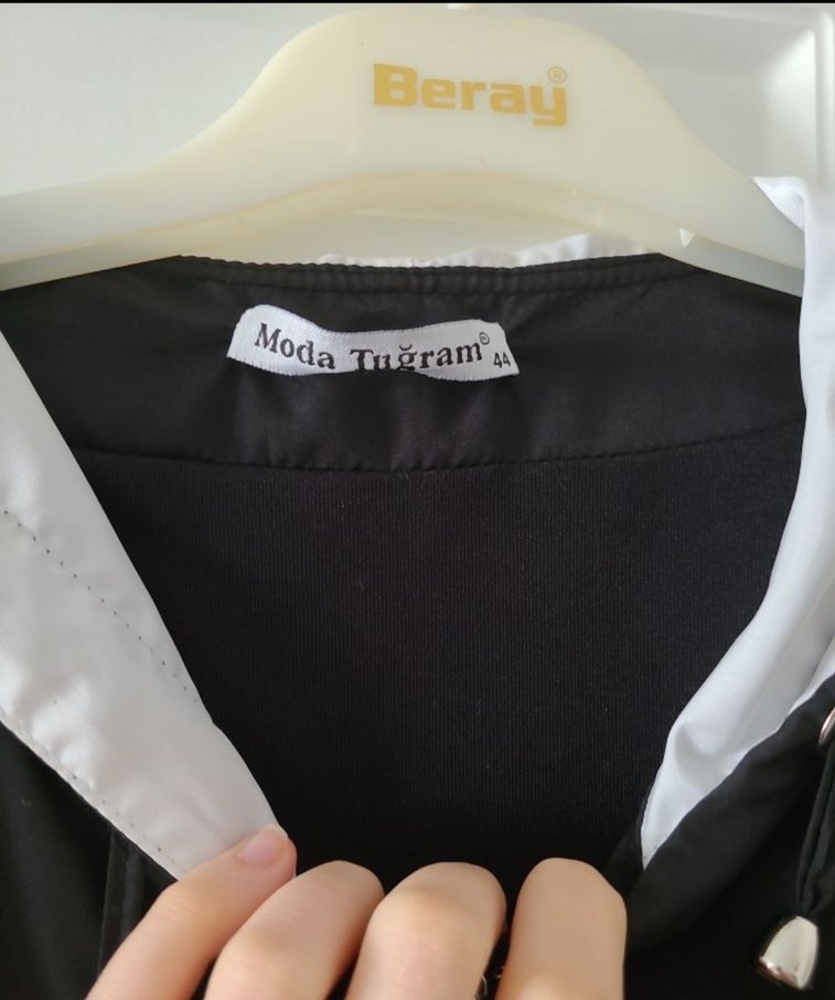 Düğmeli ve fermuarlı Siyah Midi Kadın Yağmurluk - Görsel 3