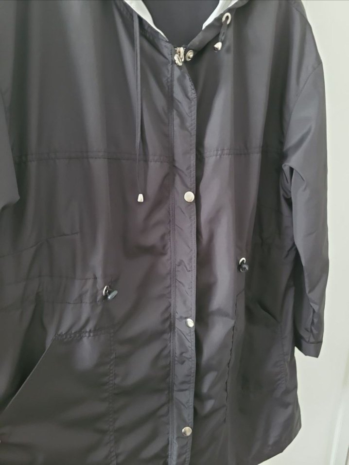 Düğmeli ve fermuarlı Siyah Midi Kadın Yağmurluk - Görsel 4