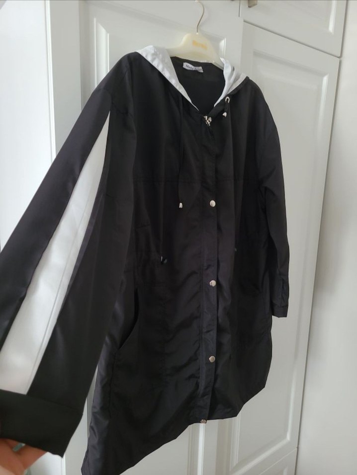 Düğmeli ve fermuarlı Siyah Midi Kadın Yağmurluk - Görsel 2