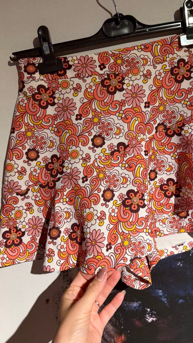 Kadın Kahverengi Askısız Crop Top ve Çiçekli Şort Etek - Görsel 4