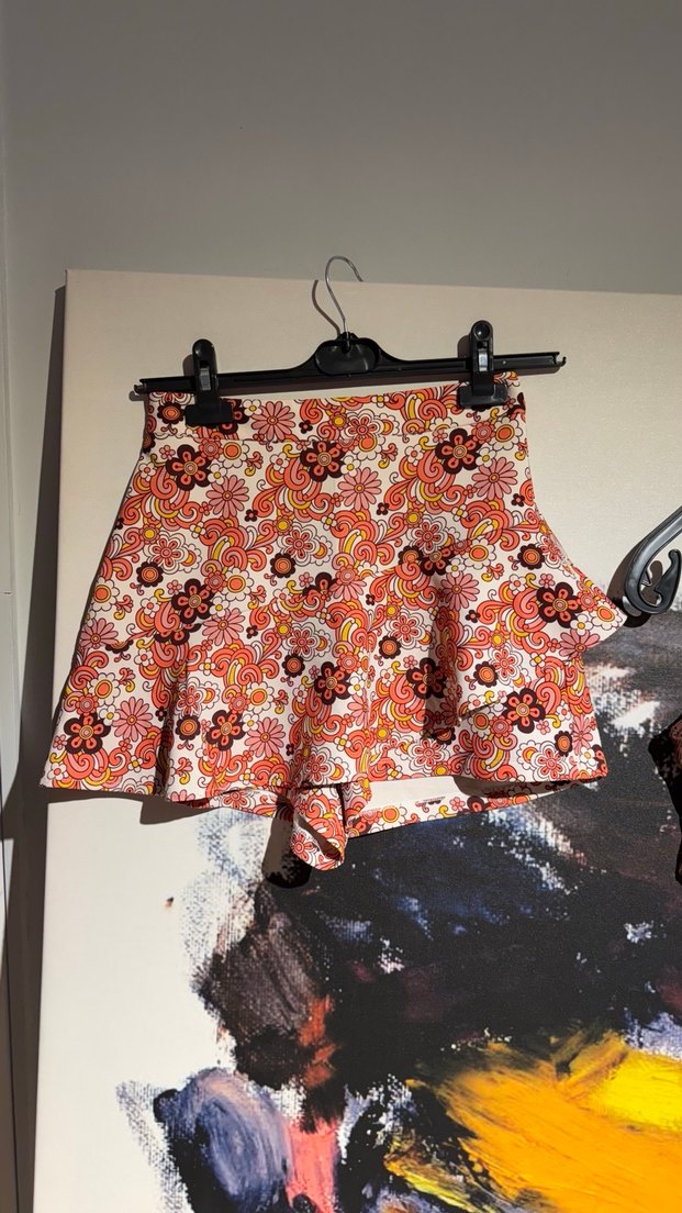 Kadın Kahverengi Askısız Crop Top ve Çiçekli Şort Etek - Görsel 3