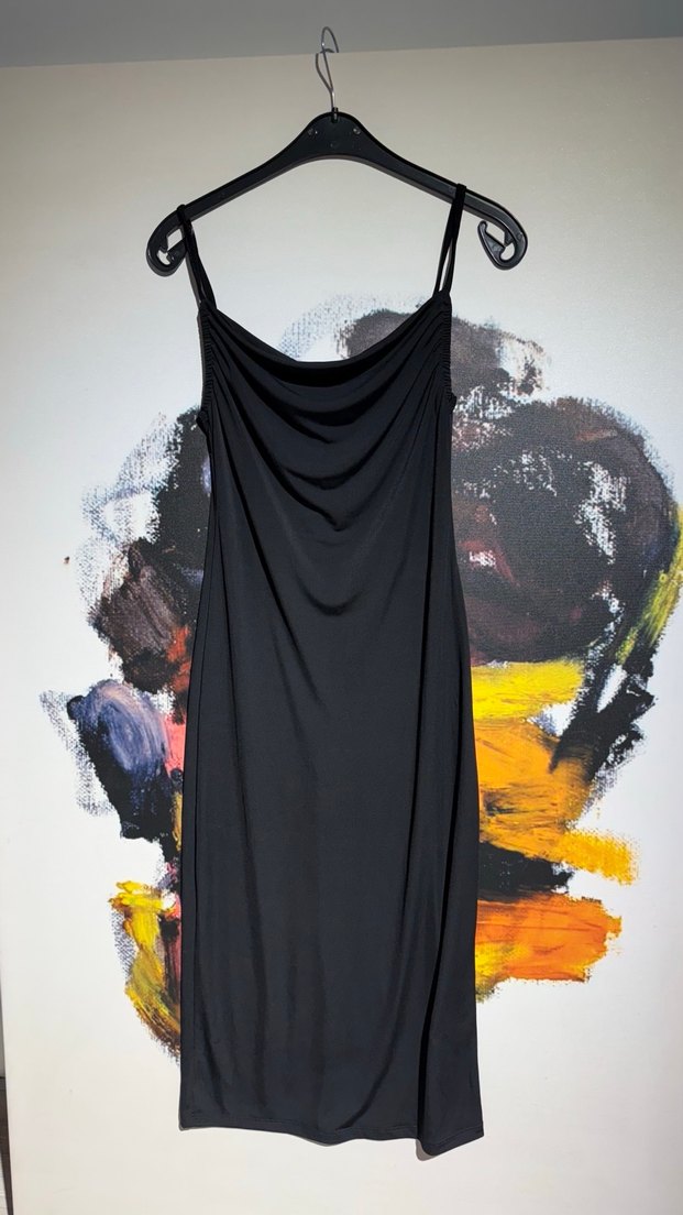 Siyah Drapeli Uzun Askılı Elbise - Görsel 2