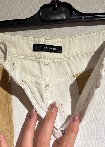 Beyaz Bej Pamuklu Kemerli Bol Kesim Kısa Pantolon - Görsel 4