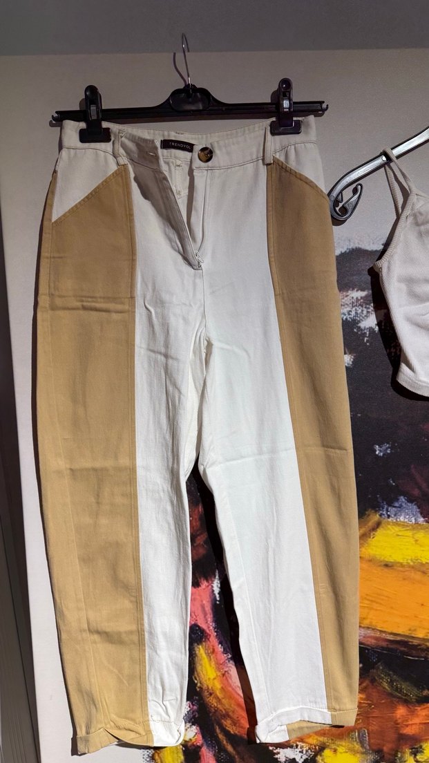 Beyaz Bej Pamuklu Kemerli Bol Kesim Kısa Pantolon - Görsel 2