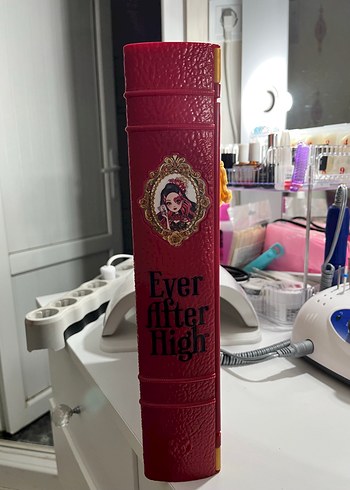 Ever After High Lizzie Hearts Karakter Bebek - Koyu ve Altın Detaylı