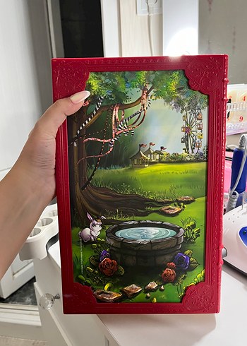 Beden Renk Lizzie Hearts Karakter Bebek - Koyu ve Altın Detaylı
