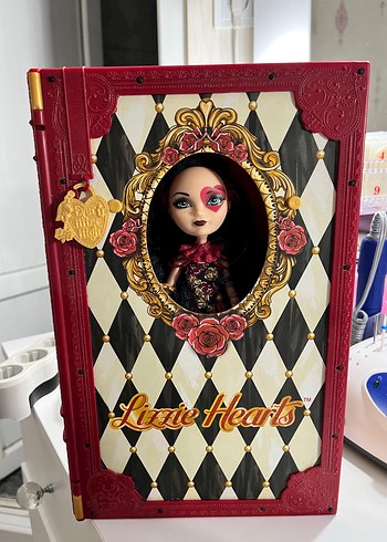 Lizzie Hearts Karakter Bebek - Koyu ve Altın Detaylı