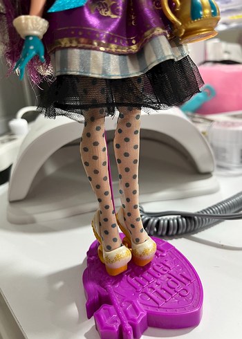 Ever After High Mor saçlı karanlık mor elbiseli oyuncak bebek
