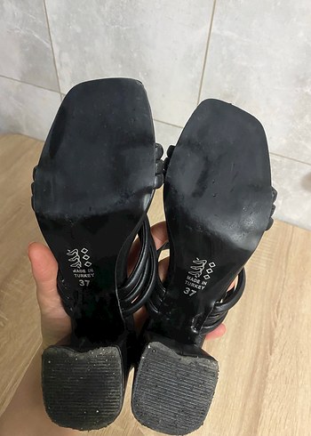 Siyah Tokalı Minimalist Topuklu Kadın Sandalet - Görsel 2