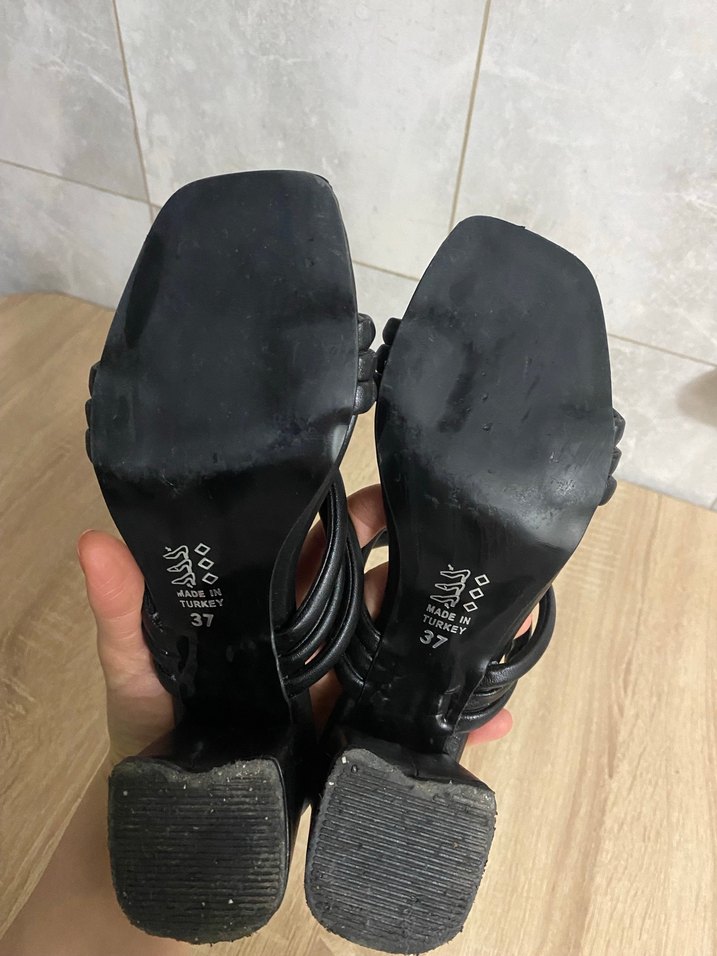 Siyah Tokalı Minimalist Topuklu Kadın Sandalet - Görsel 2