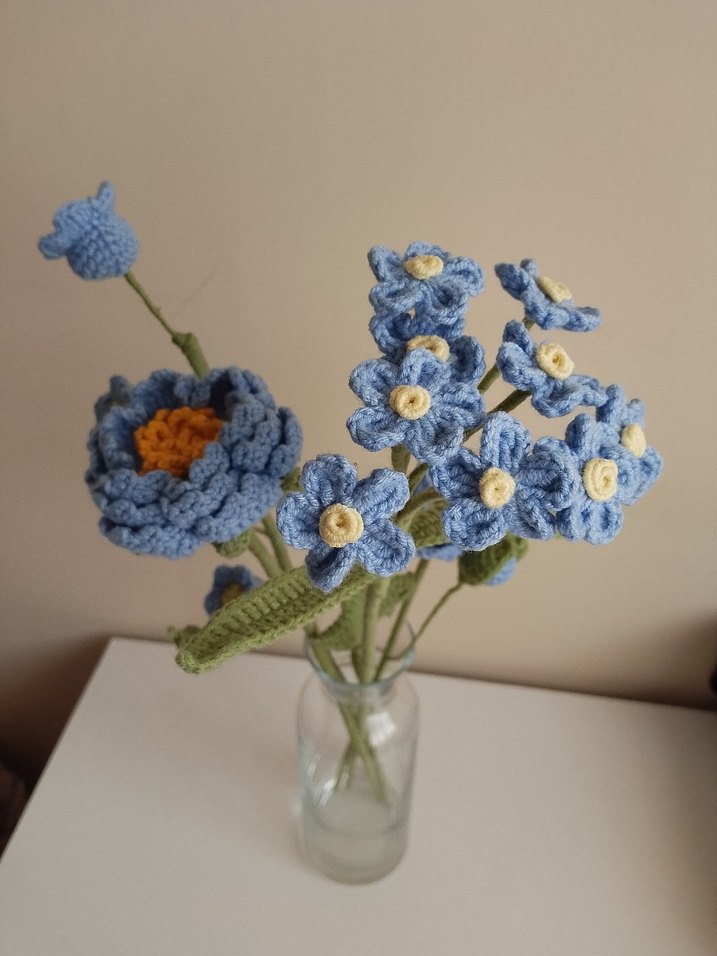 Mavi örgü çiçek buketi - Görsel 2