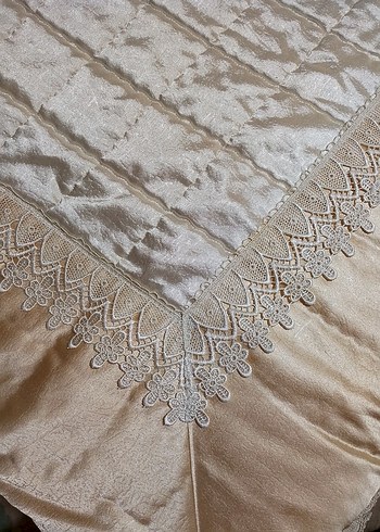 İşlemeli Beyaz Parlak Yatak Örtüsü - Görsel 2