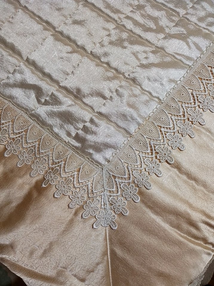 İşlemeli Beyaz Parlak Yatak Örtüsü - Görsel 2