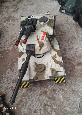 Beden Beyaz ve Gri Oyuncak Tank Araba