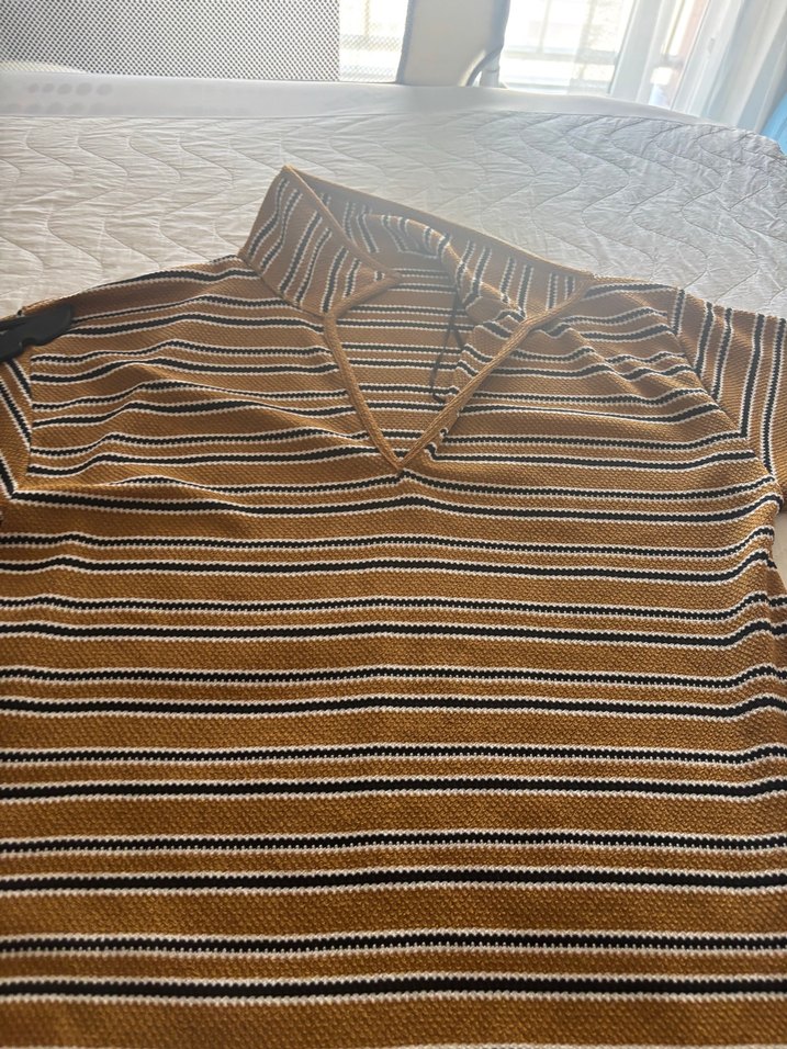 V Yaka Çizgili Kahverengi Kısa Kollu Triko - Görsel 2