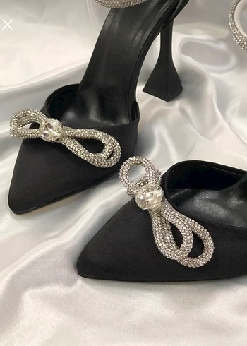 35,5 Beden Siyah Yılan Derisi Desenli Tokalı Stiletto